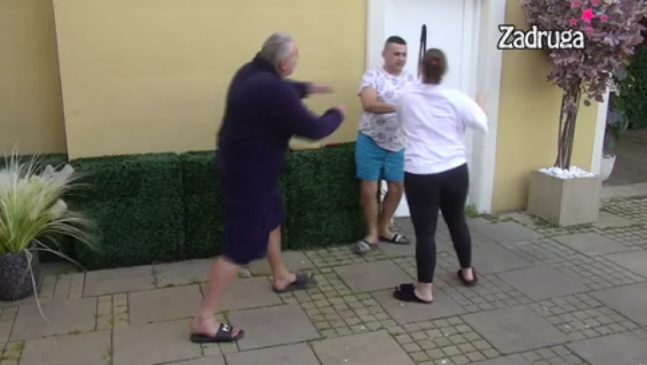 MILJANA KRVNIČKI ŠAMARA BEBICU I GURA GA U BAZEN: Užasne scene zlostavljanja, obezbeđenje ih jedva razdvojilo! (VIDEO)