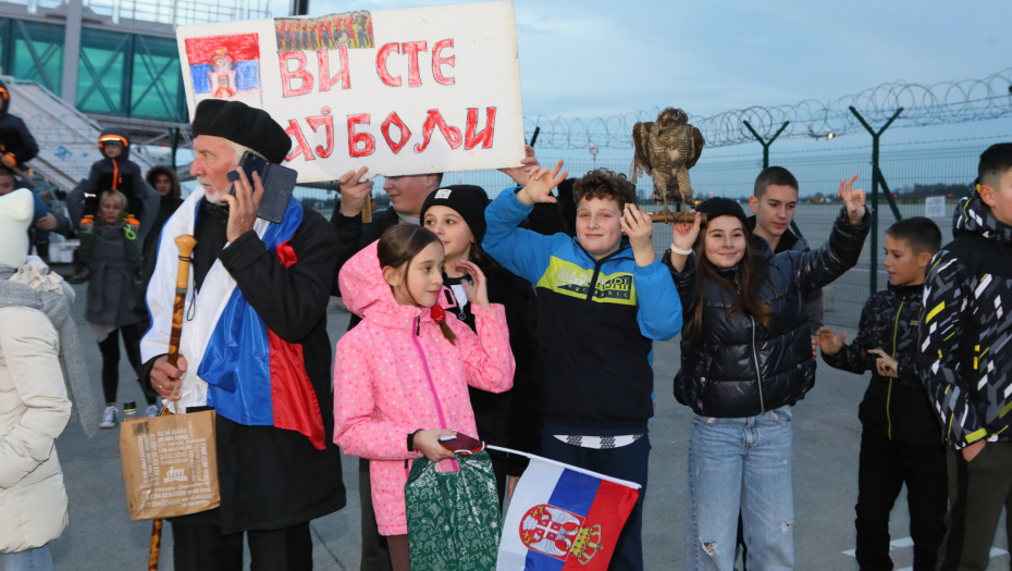 ZA NJIH - ONI SU NAJBOLJI Mališani oduševili reprezentativce Srbije na dočeku (VIDEO)