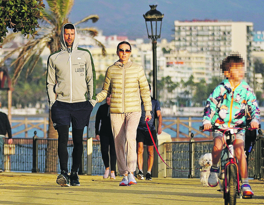 UHVAĆENI Nole poljupcem zagrejao ženu na plaži (FOTO)