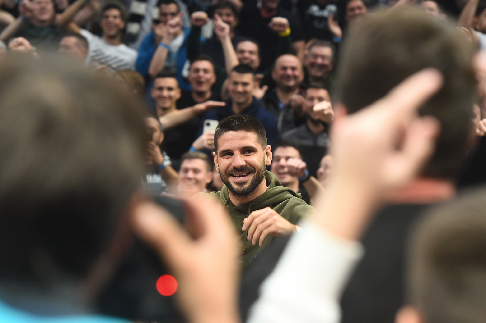 REPREZENTATIVAC SRBIJE STIGAO NA DERBI Aleksandar Mitrović došao da podrži Partizan protiv Zvezde u Evroligi (FOTO)