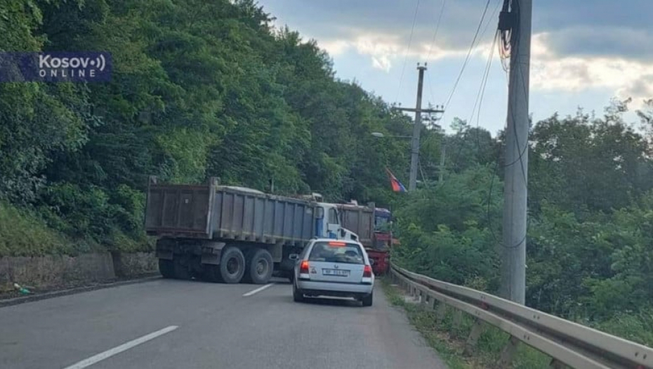 SRBI POSTAVLJAJU BARIKADE NA JARINJU! Šiptari uhapsili Srbina koji je napustio policiju! (FOTO/VIDEO)