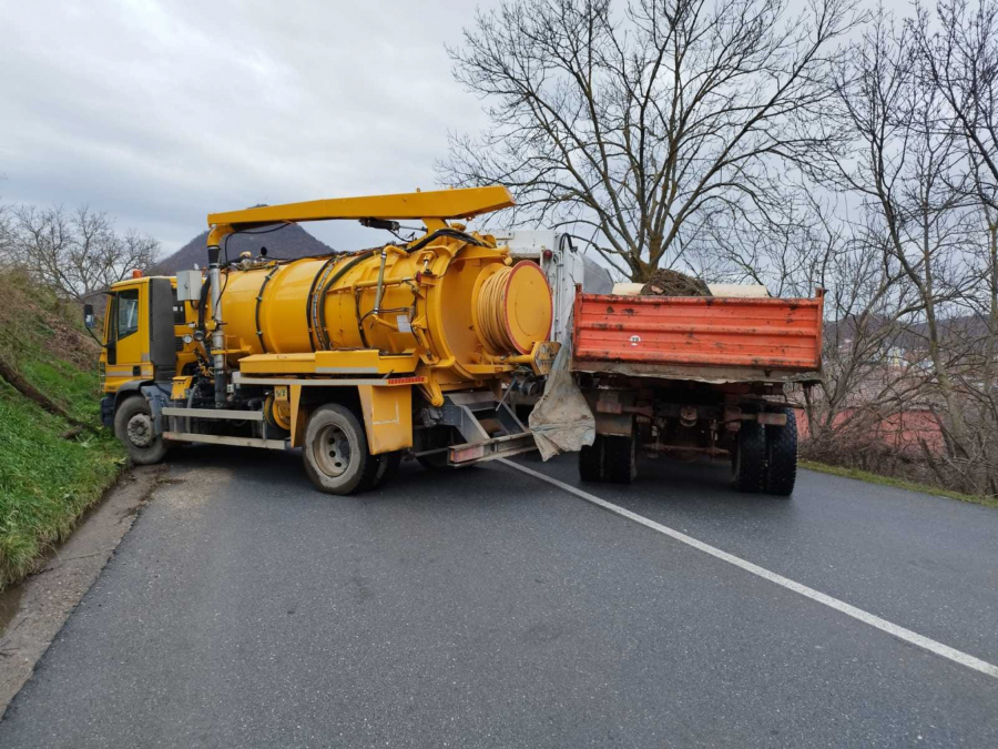 SRBI POSTAVLJAJU BARIKADE NA JARINJU! Šiptari uhapsili Srbina koji je napustio policiju! (FOTO/VIDEO)