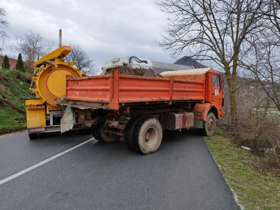 SRBI POSTAVLJAJU BARIKADE NA JARINJU! Šiptari uhapsili Srbina koji je napustio policiju! (FOTO/VIDEO)