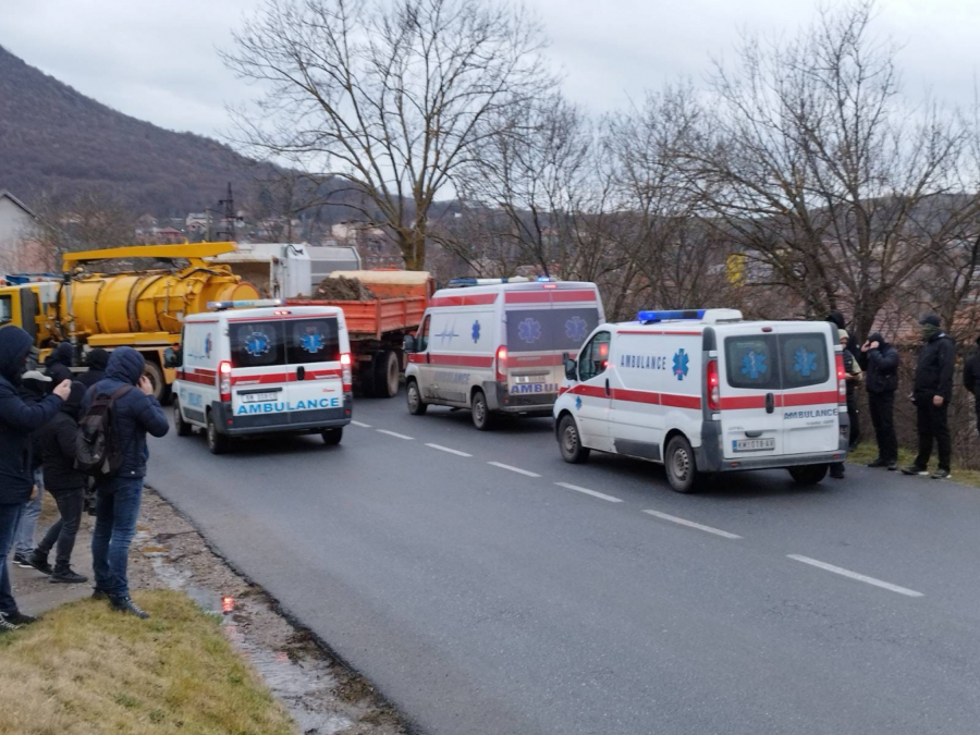 SRBI POSTAVLJAJU BARIKADE NA JARINJU! Šiptari uhapsili Srbina koji je napustio policiju! (FOTO/VIDEO)