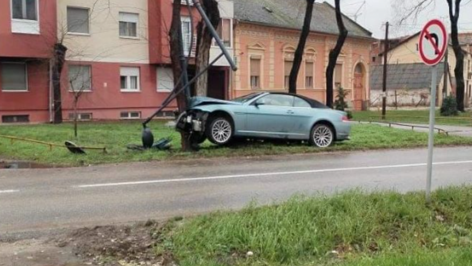 UDES U SOMBORU Automobil se zakucao u drvo (FOTO)