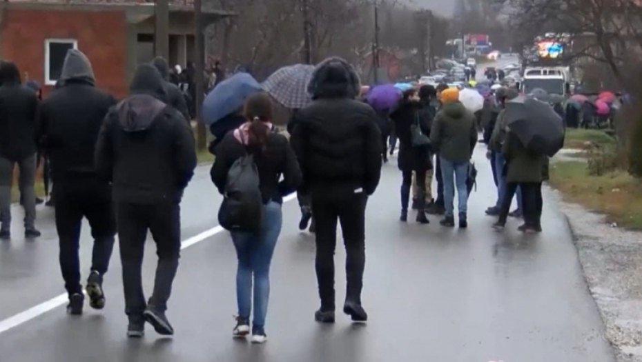 GRAĐANI ZUBINOG POTOKA U PROTESTNOJ ŠETNJI "Pružaćemo miran otpor dok god je potrebno" (FOTO)