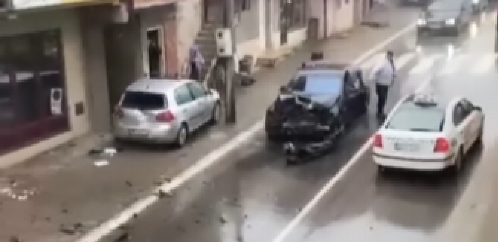 POGLEDAJTE SNIMKE NESREĆA IZ RAZLIČITIH KRAJEVA SRBIJE U Zrenjaninu petostruki lančani sudar, Pazarac se autom zakucao u zgradu (VIDEO)