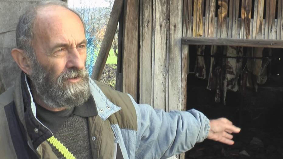 BRANKO IZ OSTRE U ŠOKU NAKON ŠTO SU MU LOPOVI UPALI U SUŠARU Ove zime će umesto mesa, jesti pekmez i hleb (FOTO)