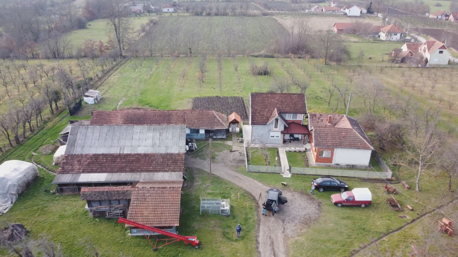 BRANKO IZ OSTRE U ŠOKU NAKON ŠTO SU MU LOPOVI UPALI U SUŠARU Ove zime će umesto mesa, jesti pekmez i hleb (FOTO)