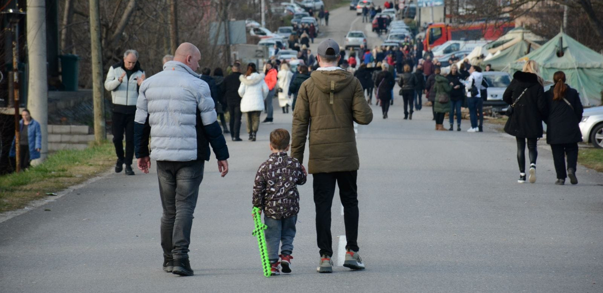 FOTOGRAFIJA DANA SA BARIKADA NA SEVERU KOSMETA Otac i sin zajedno ustali protiv Kurtijevog terora (FOTO)