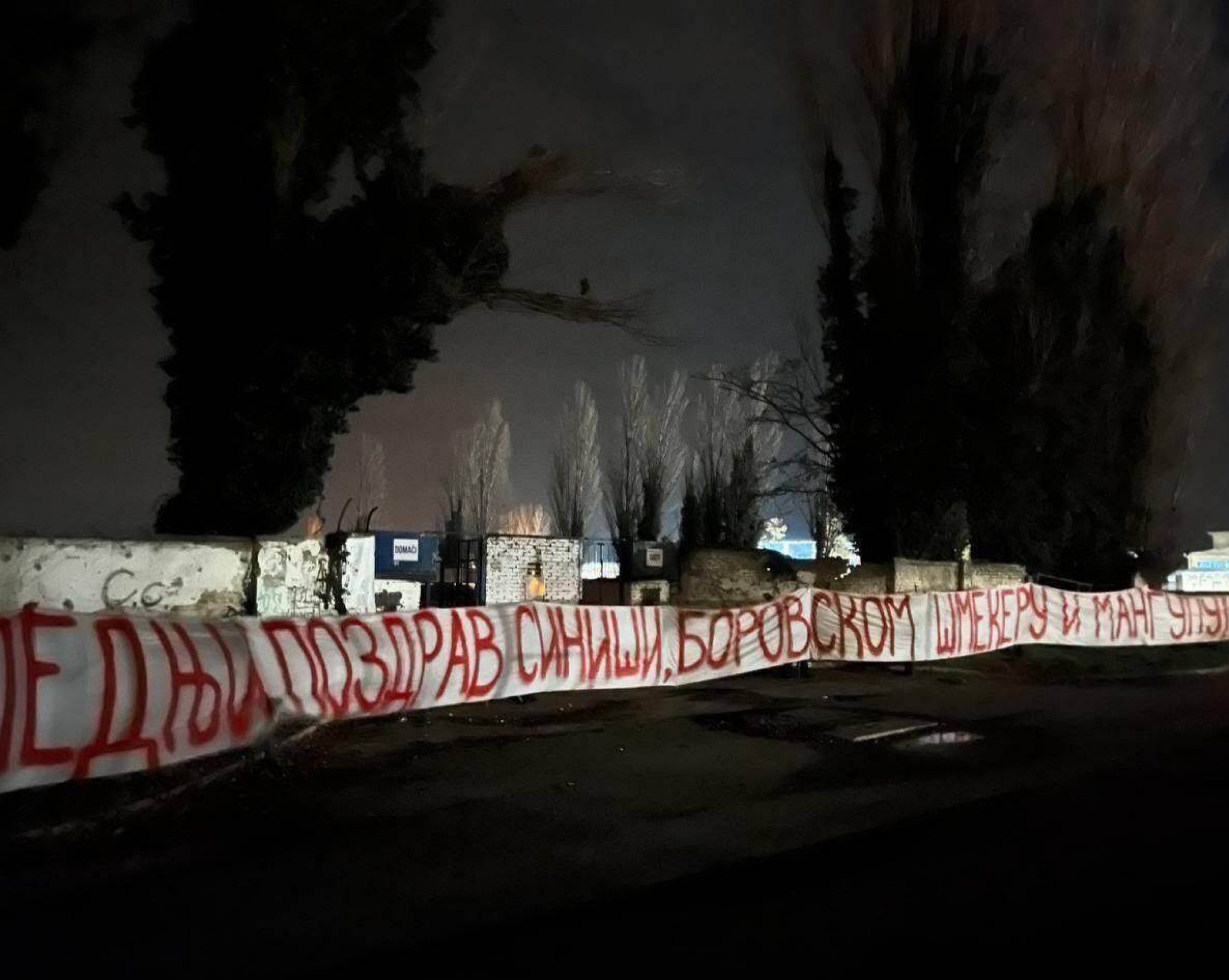 DIRLJIVE SCENE Osvanule poruke ispred Mihajlovićeve rodne kuće i stadiona gde je počeo karijeru (FOTO)