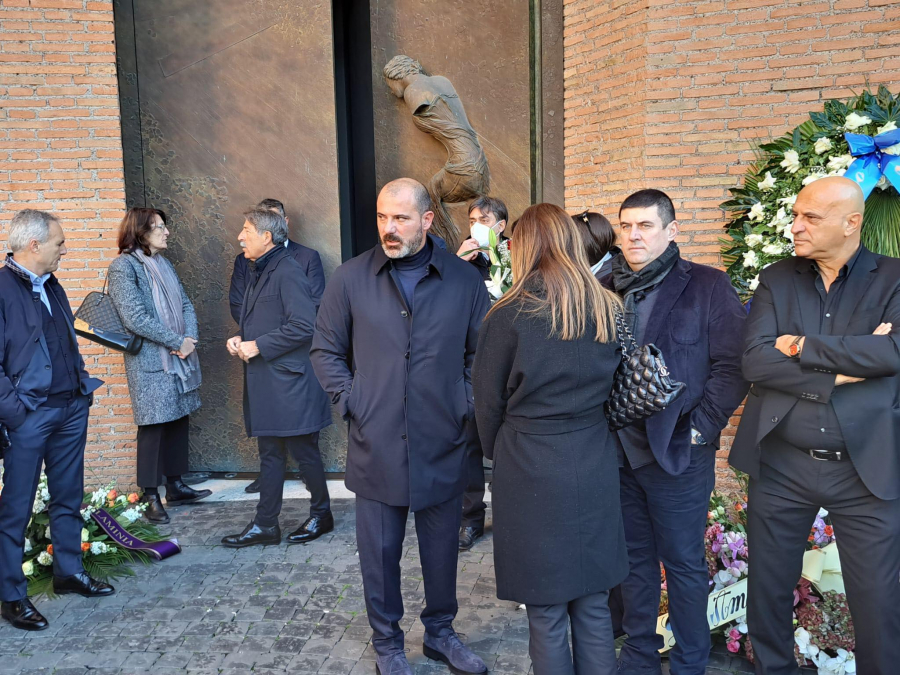 SAHRANJEN SINIŠA MIHAJLOVIĆ Stanković nosio kovčeg, navijači pesmom i bakljama ispratili Mihu na večni počinak (FOTO/VIDEO)