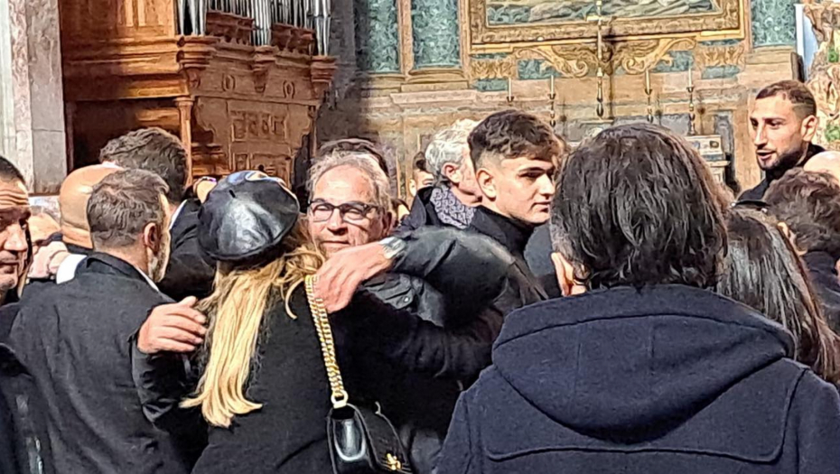 NAJTUŽNIJI APLAUZ ZA MIHU Članovi porodice na sahrani Siniše Mihajlovića (FOTO/VIDEO)