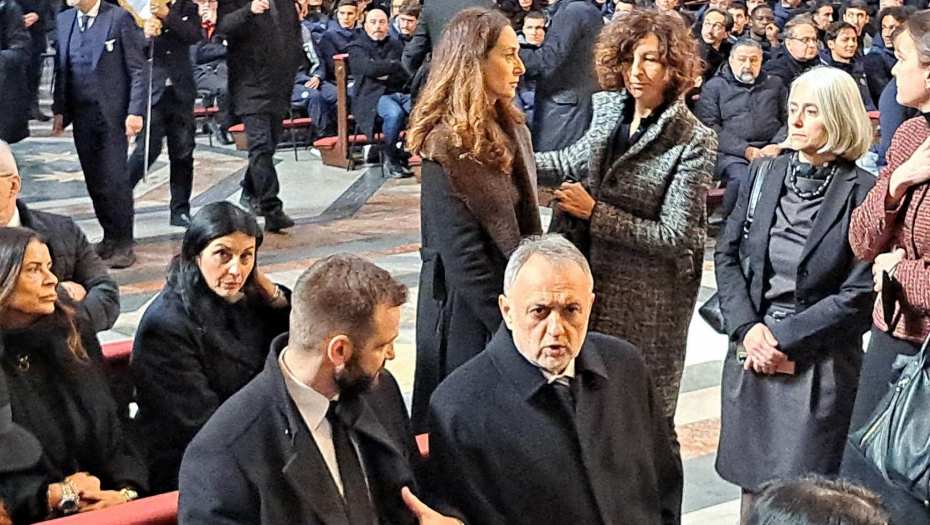 SAHRANJEN SINIŠA MIHAJLOVIĆ Stanković nosio kovčeg, navijači pesmom i bakljama ispratili Mihu na večni počinak (FOTO/VIDEO)