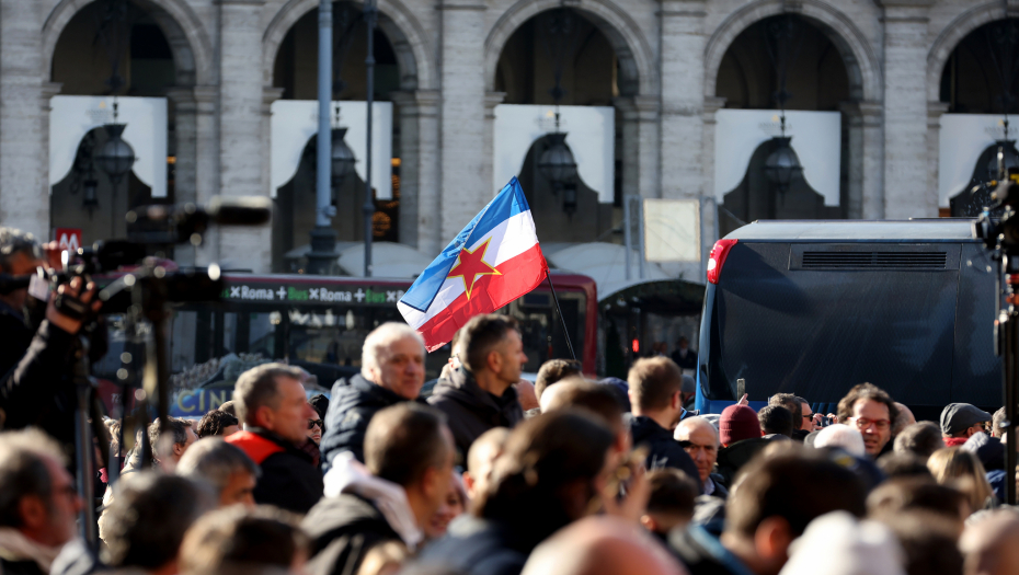 SAHRANJEN SINIŠA MIHAJLOVIĆ Stanković nosio kovčeg, navijači pesmom i bakljama ispratili Mihu na večni počinak (FOTO/VIDEO)