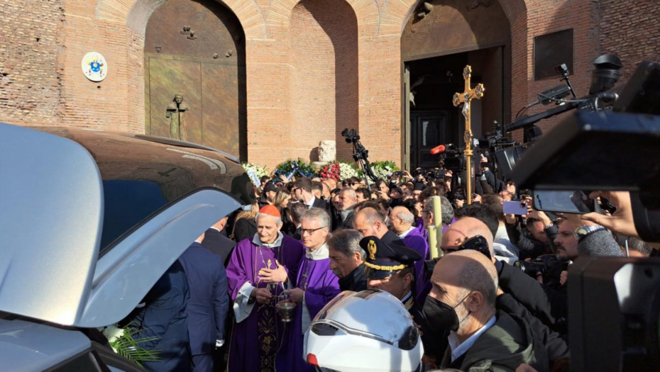 JECAJI I APLAUZ PRED BAZILIKOM U RIMU Deki Stanković nosi kovčeg Siniše Mihajlovića (VIDEO)