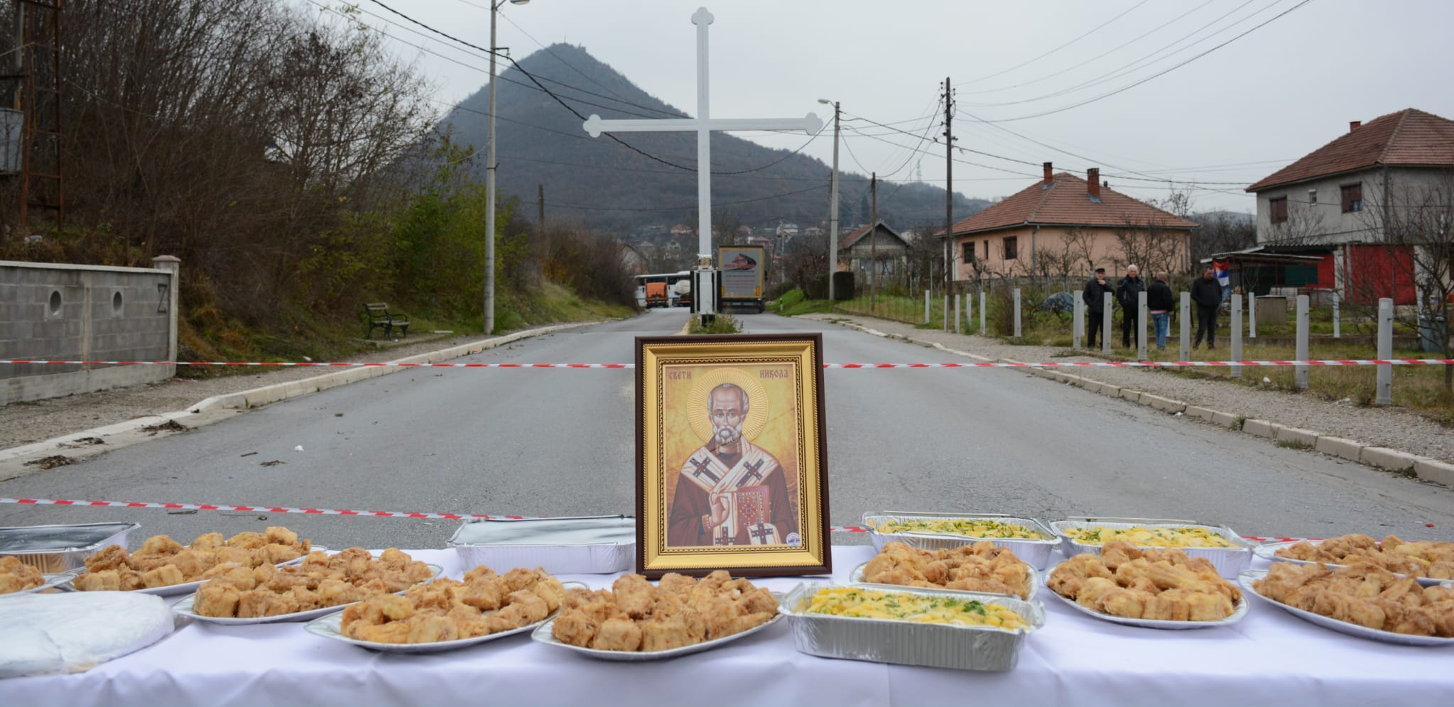 BORBA PROTIV TERORA PRIŠTINE NE PRESTAJE! Srbi obeležili krsnu slavu na barikadama u Rudaru (FOTO)