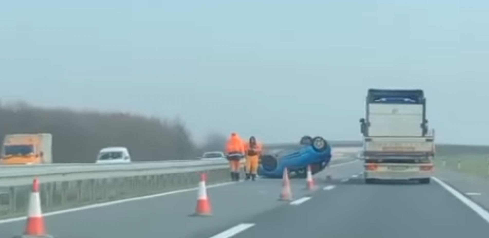 AUTOMOBIL SLETEO SA PUTA I PREVRNUO SE Nezgoda na auto-putu kod Šimanovaca (FOTO)