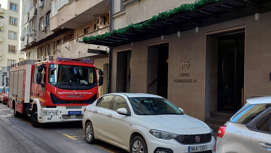 ALO! NA MESTU POŽARA U SAMOM CENTRU BEOGRADA Zapalio se kabl od bojlera, gosti i osoblje hitno evakuisani! (FOTO)