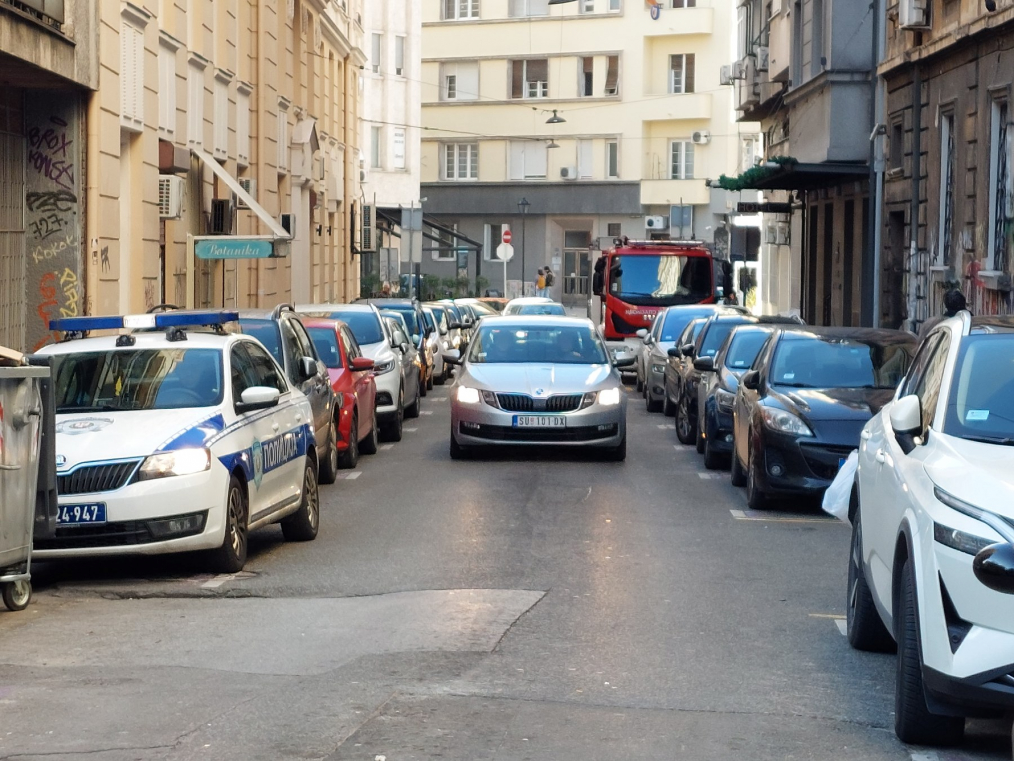 ALO! NA MESTU POŽARA U SAMOM CENTRU BEOGRADA Zapalio se kabl od bojlera, gosti i osoblje hitno evakuisani! (FOTO)