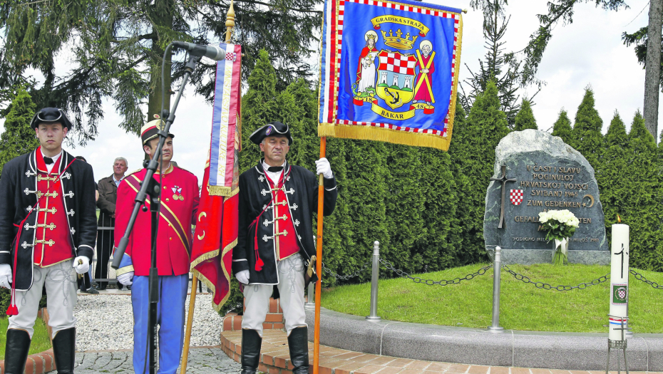 KOMŠIJSKA ZEMLJA SE NE ODRIČE NACIZMA, ŠAKOM I KAPOM DELE PARE KONTROVERZNOJ ORGANIZACIJI: Hrvati obnavljaju ustaški spomenik u Blajburgu