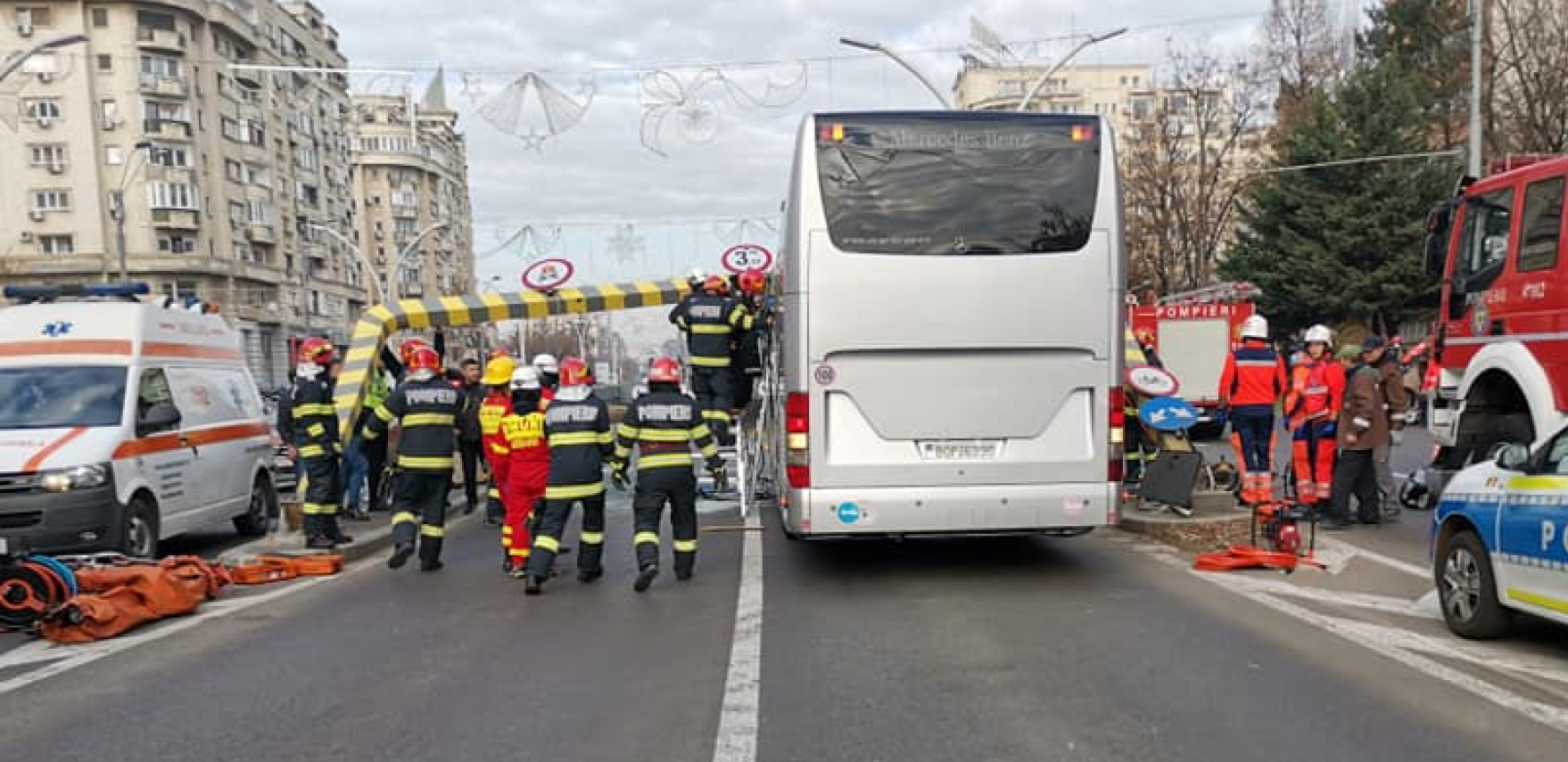 JEDNA OSOBA POGINULA Teška nesreća u Rumuniji: Autobus pun putnika udario u betonski stub (FOTO)