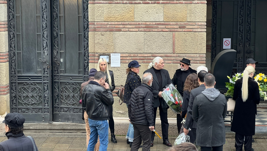 BOL NA LICU I SUZE! Futa potpuno slomljen plače nad umrlicom i ljubi kovčeg (FOTO/VIDEO)