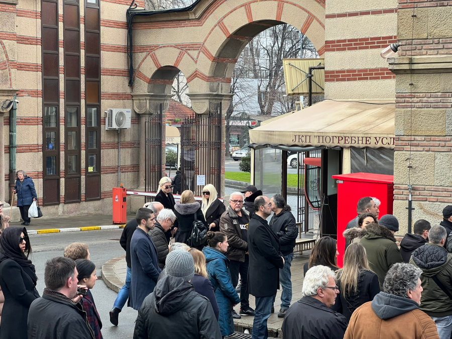 NEUTEŠNE ZBOG LAĆINE SMRTI Miri Škorić pozlilo, pevačicu prigrlile kolege da se ne sruši (FOTO)