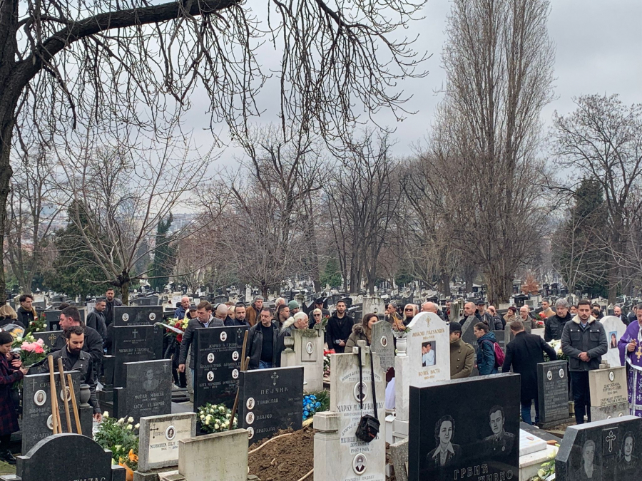 ISPRATILA PRIJATELJA NA VEČNI POČINAK Dara Bubamara gleda u kovčeg i ne može da zaustavi suze POTPUNO SE SLOMILA (FOTO/VIDEO)