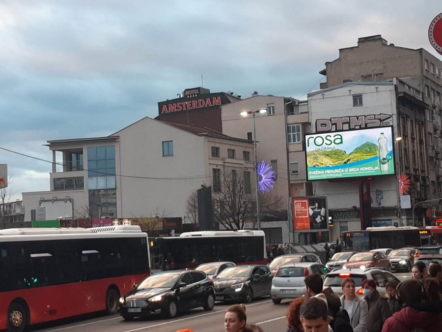 PRAZNIČNA ATMOSFERA NA ULICAMA BEOGRADA Evo kako je grad izgledao par sati pred Novu godinu (FOTO)