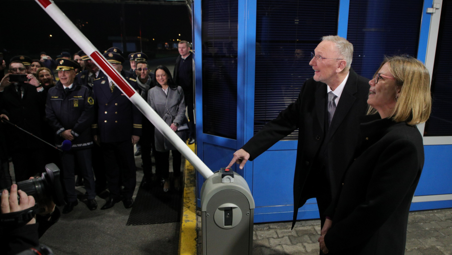 OD PONOĆI Hrvatska ušla u Šengen i uvela evro