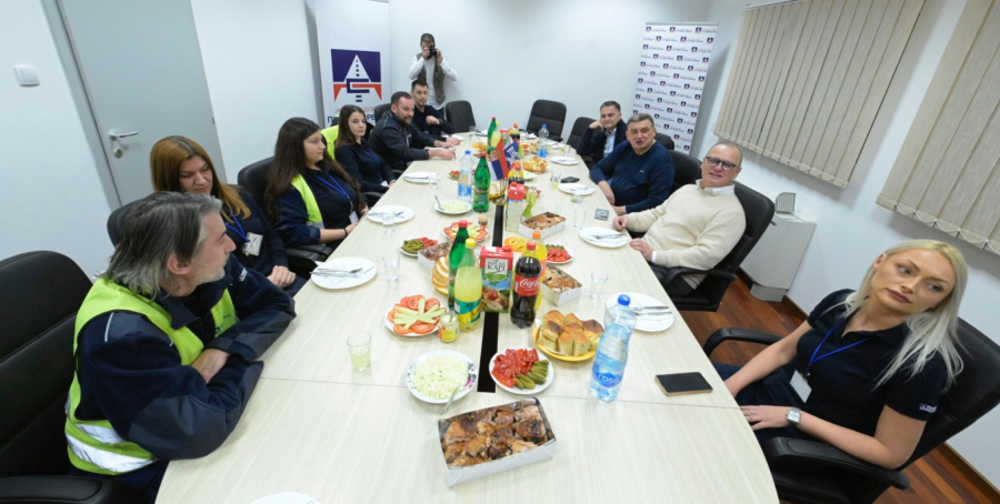 IZNENAĐENJE Vesić za Novu godinu sa železničarima i radnicima na rampi “Vrčin” (FOTO)