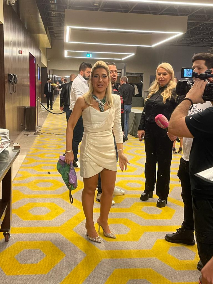 NAPRAVILA TOTALNI HAOS Jovana Jeremić zapevala na nastupu Aleksandre Prijović: IZLETELA NA BINU (FOTO/VIDEO)