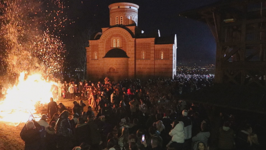 PRIZOR OD KOGA ZASTAJE DAH Pogledajte kako je izgledalo paljenje badnjaka i vatromet pred crkvom Svetog Lazara u Ljubiću (FOTO)