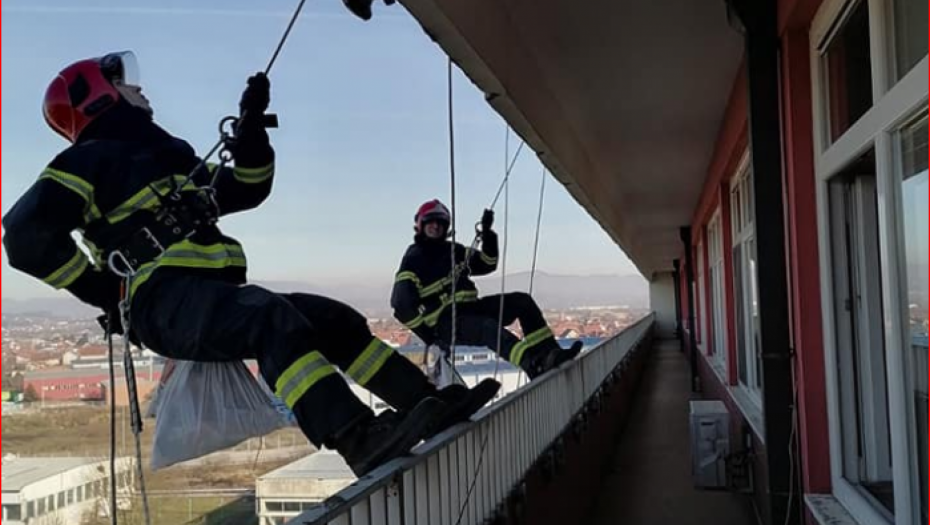 SPUSTILI SE SA KROVA I URUČILI PAKETIĆE Vatrogasci obradovali decu koja se leče u bolnici u Čačku (FOTO)