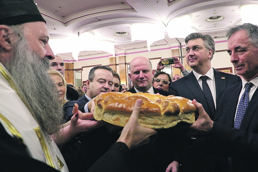 SVEČANO Prvi put posle pandemije lomljena česnica ispred Hrama Svetog Save u Beogradu: Mir Božji, Hristos se rodi!