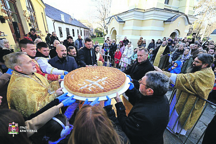 SVEČANO Prvi put posle pandemije lomljena česnica ispred Hrama Svetog Save u Beogradu: Mir Božji, Hristos se rodi!