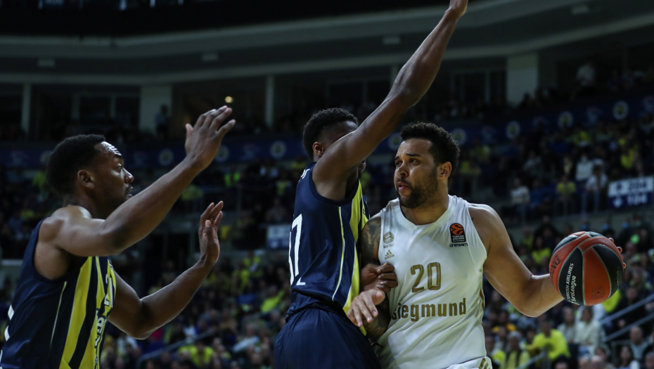 POBEDA U ISTANBULU Fener dominirao protiv Bajerna i srušio ekipu Andree Trinkijerija