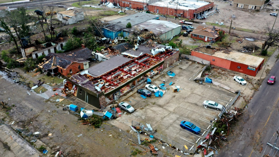 GORE NEGO RATNA ZONA! Spasioci idu od kuće do kuće, traže preživele, tornado ostavio pustoš!