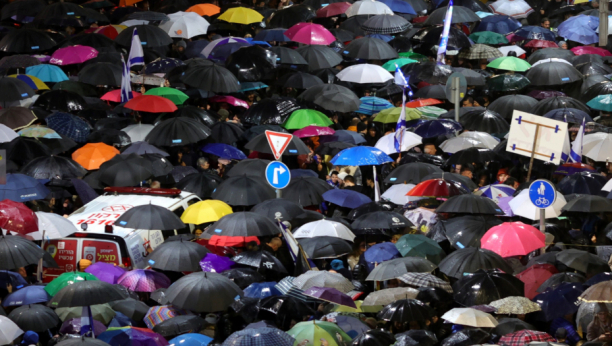 PREKO 80.000 LJUDI IZAŠLO NA ULICE! Ganc: Uzmite izraelsku zastavu u jednu ruku, kišobran u drugu... (FOTO)