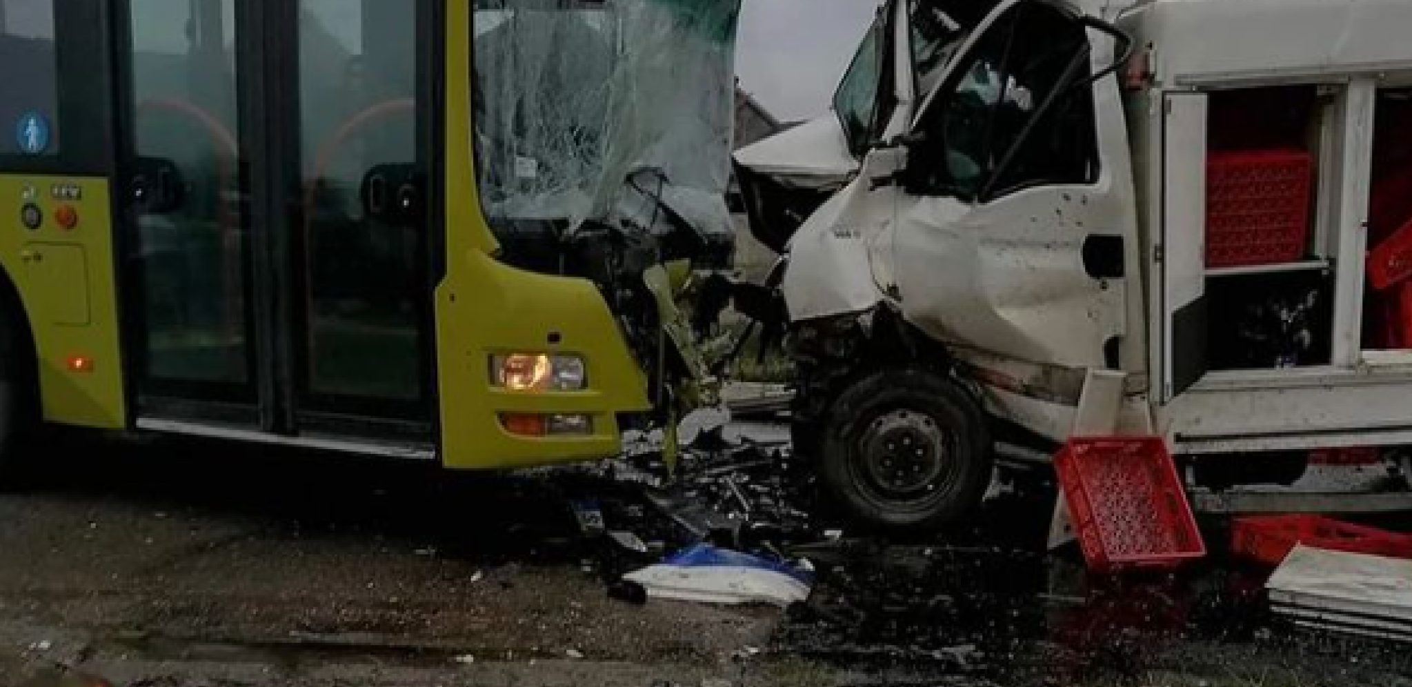 DELOVI UNIŠTENIH VOZILA RASUTI PO CELOM PUTU Direktan sudar kamiona i autobusa kod Šida (FOTO)