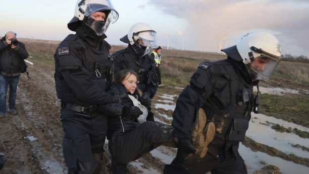 POLICIJA UHAPSILA GRETU TUNBERG Jedan od aktivista skočio u rudnik u Nemačkoj (FOTO)