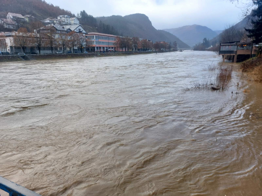 SPASIOCI IZVLAČILI BEBU IZ POPLAVE! Meštani Sjenice celu noć proveli budni, u strahu od nabujale reke Grabovice