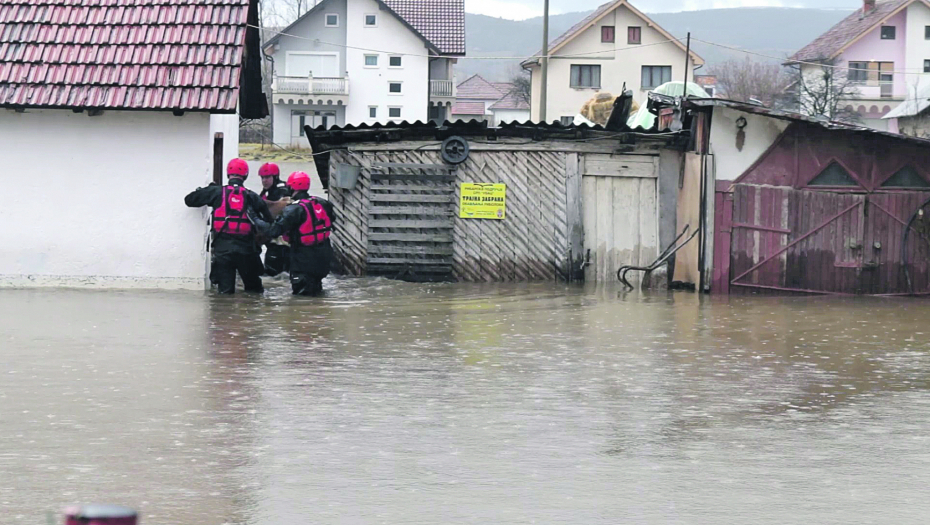 SPASIOCI IZVLAČILI BEBU IZ POPLAVE! Meštani Sjenice celu noć proveli budni, u strahu od nabujale reke Grabovice