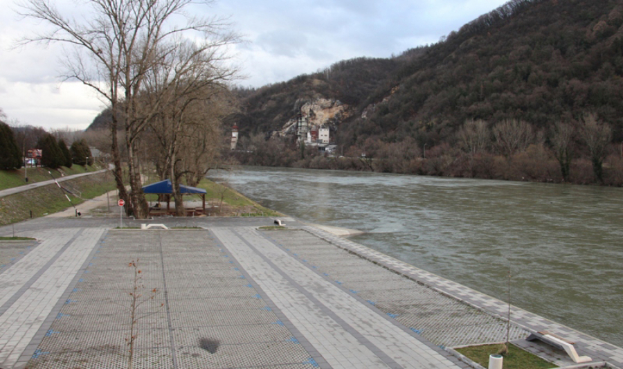 SPASIOCI IZVLAČILI BEBU IZ POPLAVE! Meštani Sjenice celu noć proveli budni, u strahu od nabujale reke Grabovice