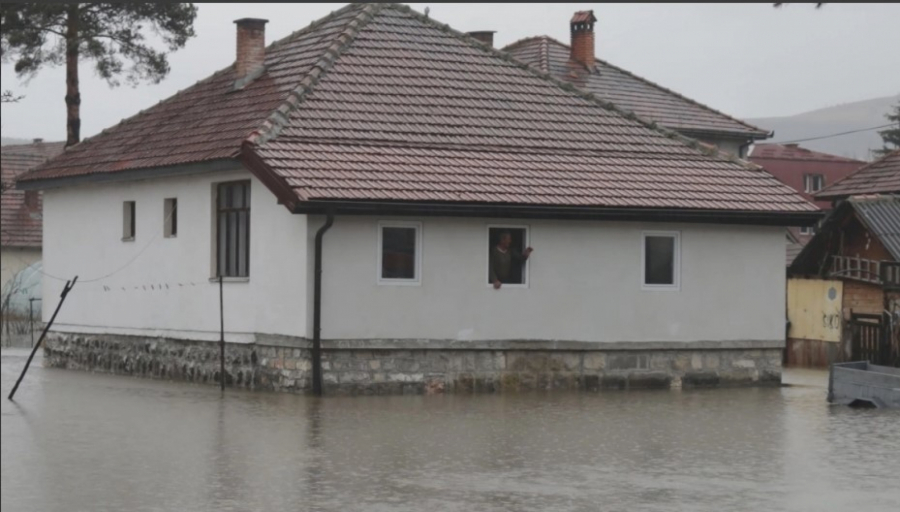 SPASIOCI IZVLAČILI BEBU IZ POPLAVE! Meštani Sjenice celu noć proveli budni, u strahu od nabujale reke Grabovice