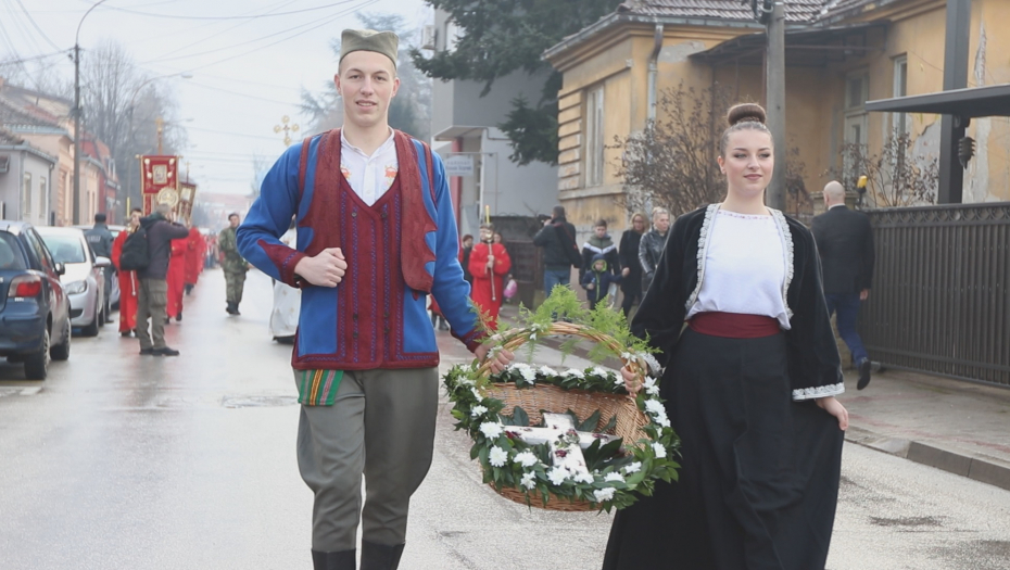 OVAJ VAŽAN OBIČAJ SVAKI SRBIN TREBA DA POZNAJE Šta treba učiniti sa svetom vodicom za Krstovdan i šta znači smrznuti krst?