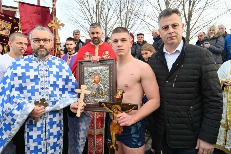 TRADICIJA Plivanje na Bogojavljenje održano širom Srbije: Plivali srcem za časni krst