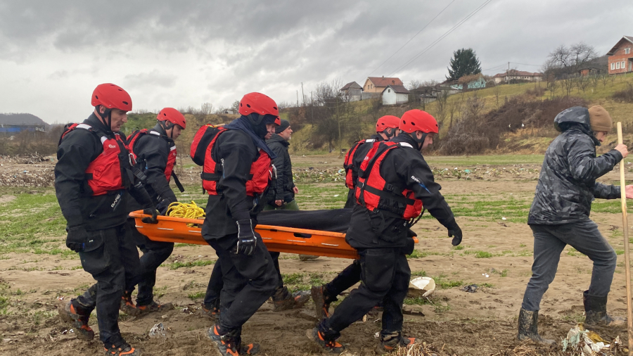 TUŽNA SLIKA IZ NOVOG PAZARA Spasioci nose telo nastradalog Ramiza! (FOTO)