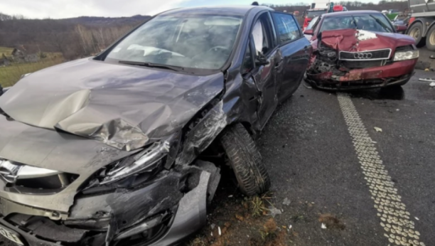 DIREKTNI SUDAR KOD POŽEGE Automobilom udario u pikap, totalna šteta na oba vozila!